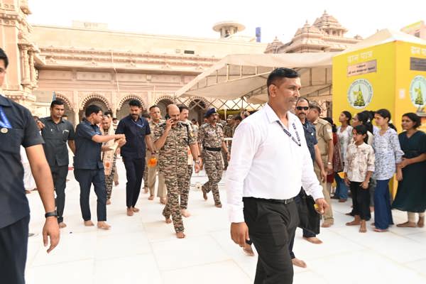   DG CRPF assess the security of Kashi Vishwanath Mandir Varanasi